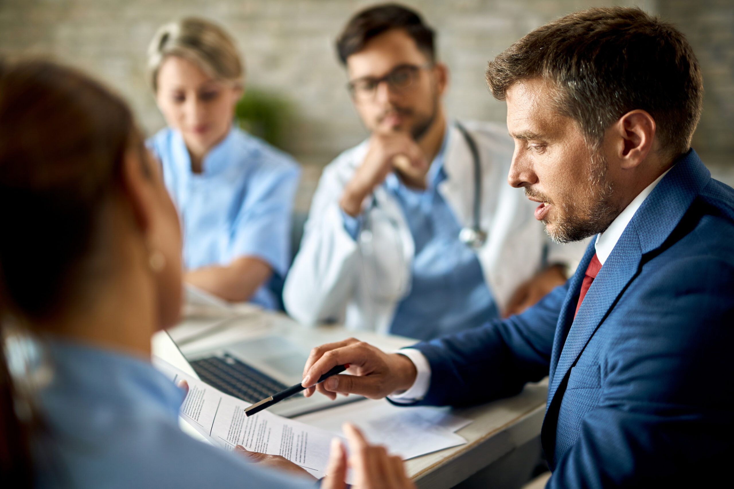 Concertation médicale autour d'un dossier patient